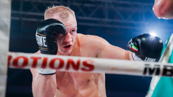 WELTER ZASTOPOWAŁ HARDZEIKĘ W 9. RUNDZIE
